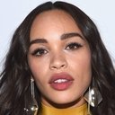 Cleopatra Coleman als Devra Bloodaxe