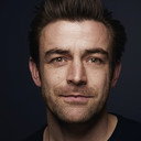 Adam Rowland als Remi