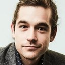 Jason Ralph als Ian Thompson