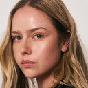 Amélie Hoeferle als Izzy Waller