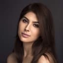 Elnaaz Norouzi als Naaz Grewal