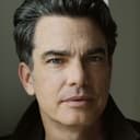 Peter Gallagher als The Interviewer (voice)