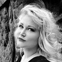 Julie Davies als Junges Mädchen