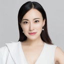 Ван Сяо Ци als telephone operator