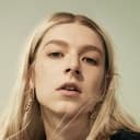 Hunter Schafer als Anna