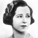 Yvonne Arnaud als Georgette, the Housekeeper