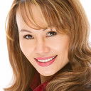 Lillianne Lee als Housekeeper