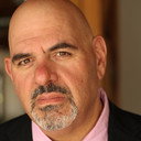 Phil Idrissi als Detective Sal D'Angelo