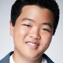 Hudson Yang als Henry Huang