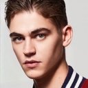 Hero Fiennes Tiffin als Young Charlie