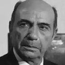 Nuri Tuğ als Trendeki Yaşlı Adam
