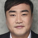 김성강 als Chinese News Anchor