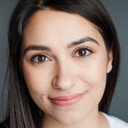Shadee Vossoughi als April