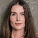 Elizabeth Carlile als Woman with Dog