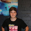 Kolbi Benson als Evil British HQ Guy