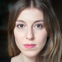 Larisa Faber als Vendeuse layette