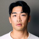 Dan Hwang als Detective Pryce