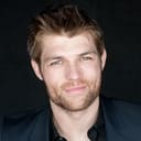 Liam McIntyre als Aquaman / Johnny Quick (voice)