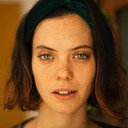 Camila Pizzo als Alexis Carpenter