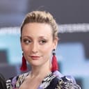 Alina Fritsch als Fanny Kiss