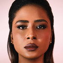 Eiman Yousif als Mona