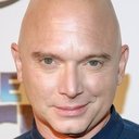 Michael Cerveris als Mr. Tiny