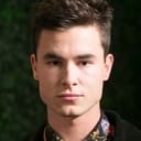 Kian Lawley als Elliot Dawson