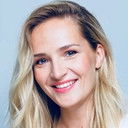 Marta Laan als Rass' Desk Mate