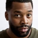 LaRoyce Hawkins als Kyle Shaw