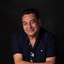 Norman Hassan als Percussie, trombone, zang