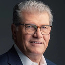 Geno Auriemma als Self