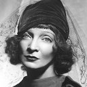 Estelle Winwood als Sybil