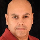 Israel Acevedo als Security Guard