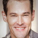 Derek Dwyer als Detective Samuel Spencer