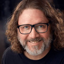 Brian James O'Connell als Podcast Host