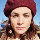 Luciana González Costa als Carla