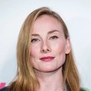 Rosie Marcel als Detective in Bathroom