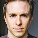 Robin Chalk als Interpreter