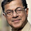 Girish Karnad als Sathya's grandfather