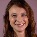 Victoria Stevens als Aunt Janine