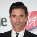 Jake Canuso als Waiter in Florence Café