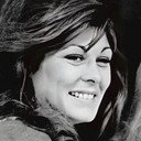 Betty Anne Rees als Esslin