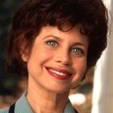 Twink Caplan als Miss Toby Geist