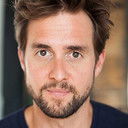 Tim Peper als Taylor James