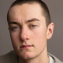 Angus Stevens als Stephen Bain