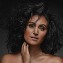 Nina Davuluri als Host