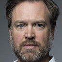 Robert Irons als Newsreader