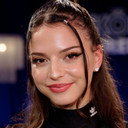Nina Chuba als Hühnermädchen Luise