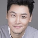 Yang Mingyi als 长卷毛(Curly Hair)