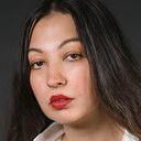 Rubya Chaudhry als Roxy